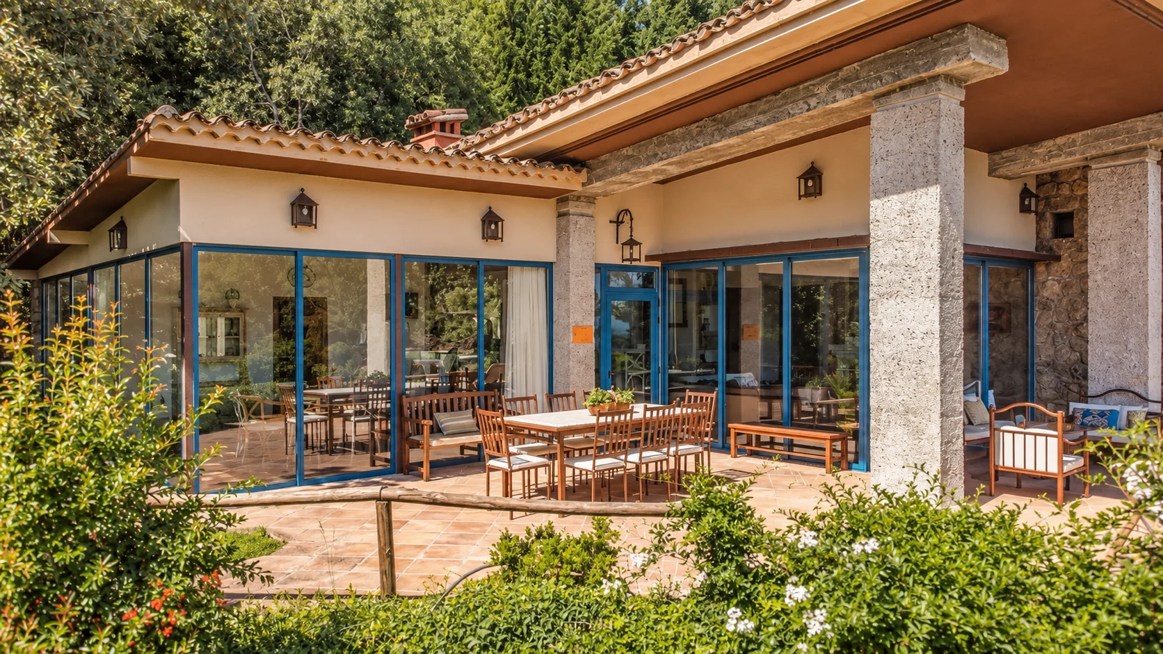 Facade and terrace of Villa El Arroyo