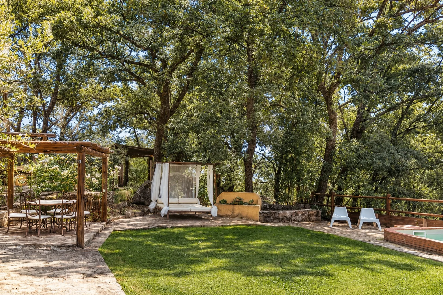 Garden, day bed and sun loungers at Villa Los Olivos