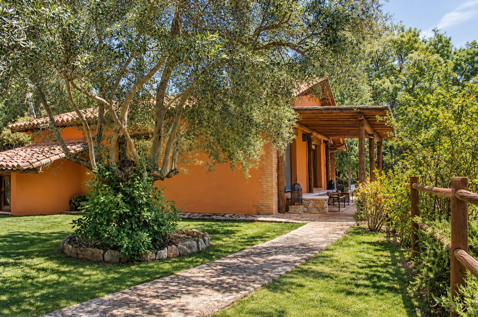 Landscaped path towards Villa Los Olivos