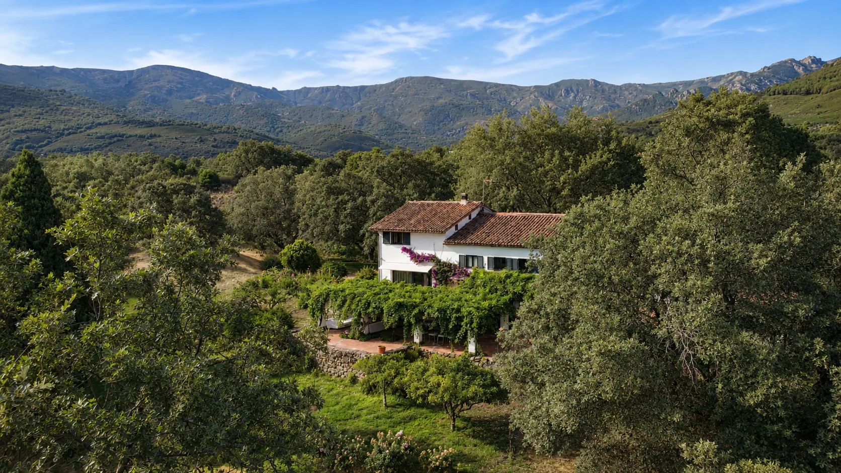 El Escondite villa surrounded by holm oaks and nature in Gredos