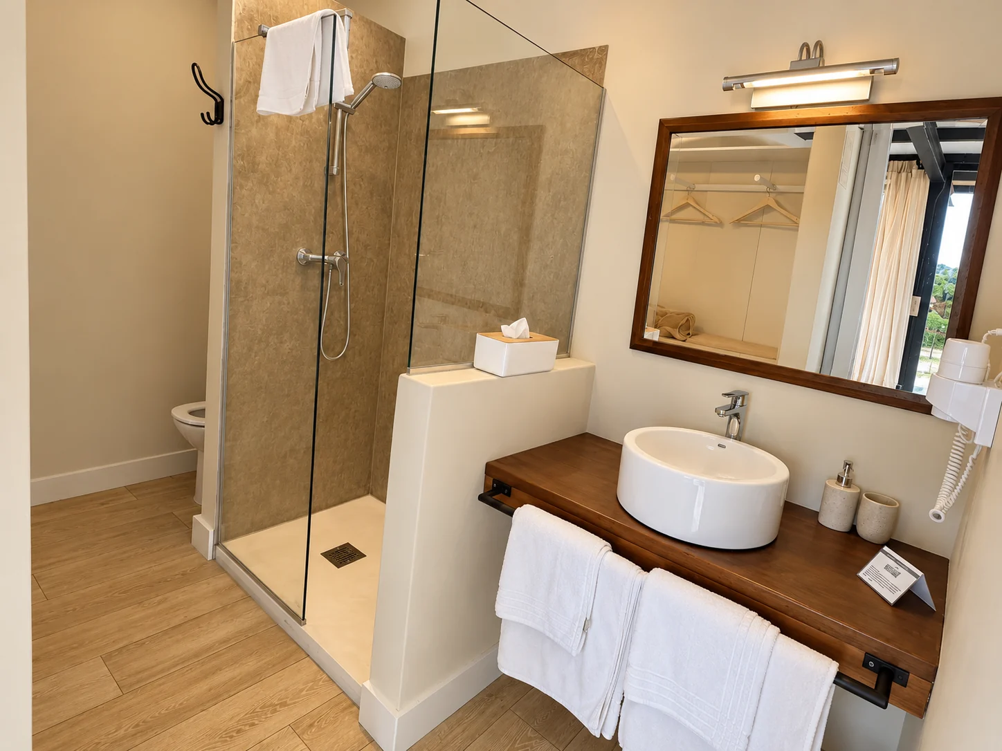 Bathroom with shower at Villa La Palmera