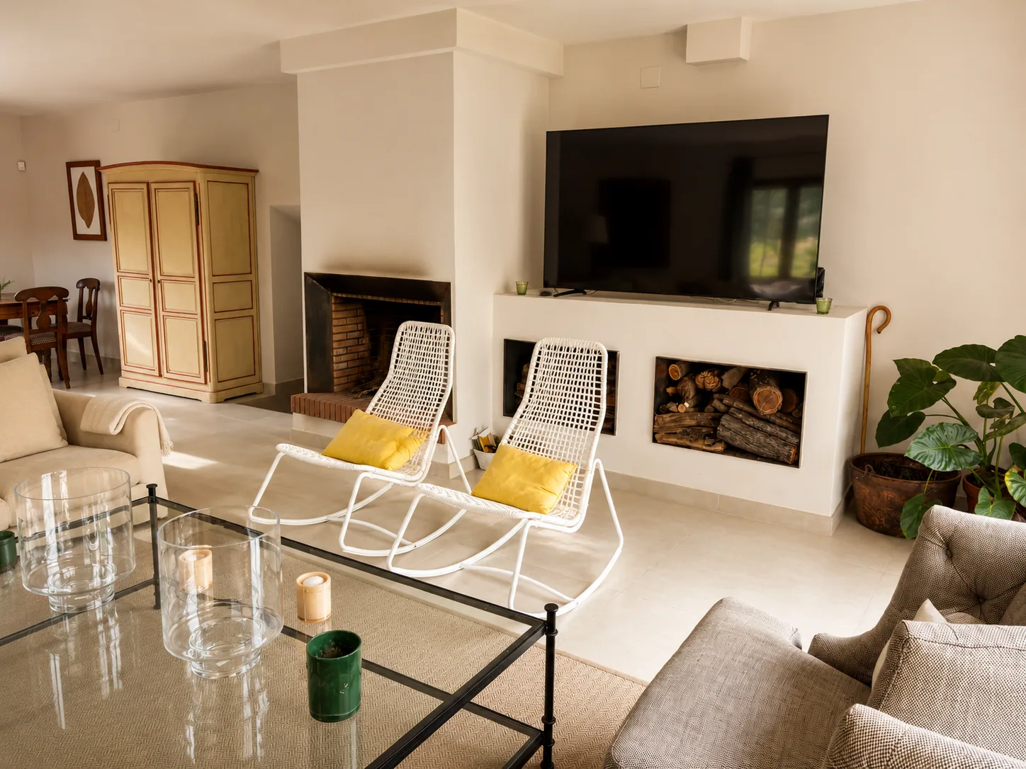 Living room of Villa Alardos with fireplace and television