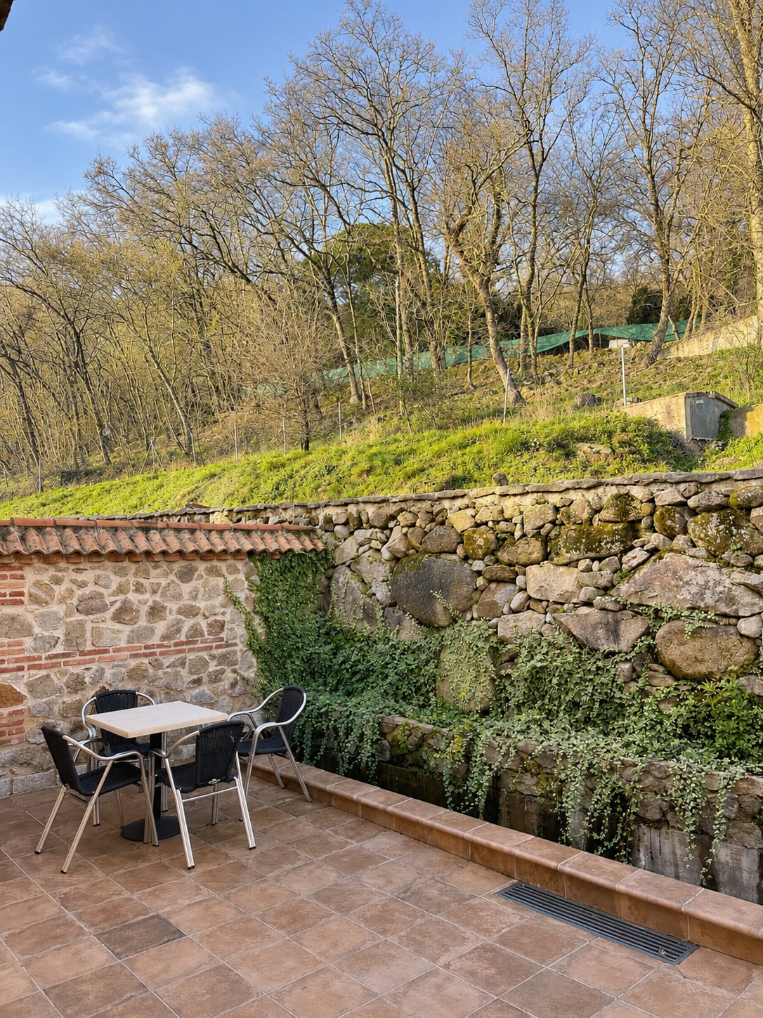 Private terrace of Lavanda Apartment with an outdoor table