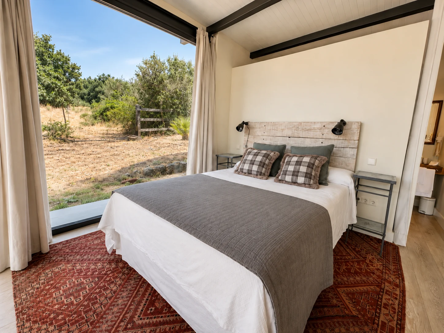 Bedroom and sitting area at Villa La Palmera