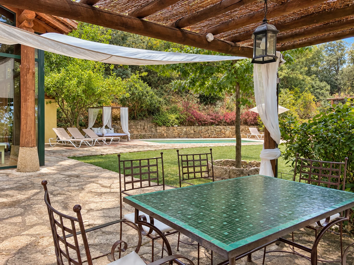 Outdoor table and garden at Villa Los Naranjos