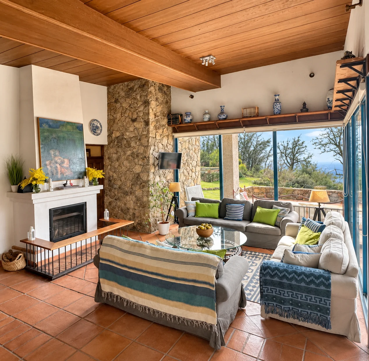 Living room with fireplace at Villa El Arroyo
