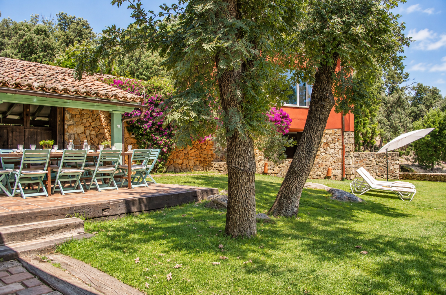 Villa Candelaria among holm oaks and lawn