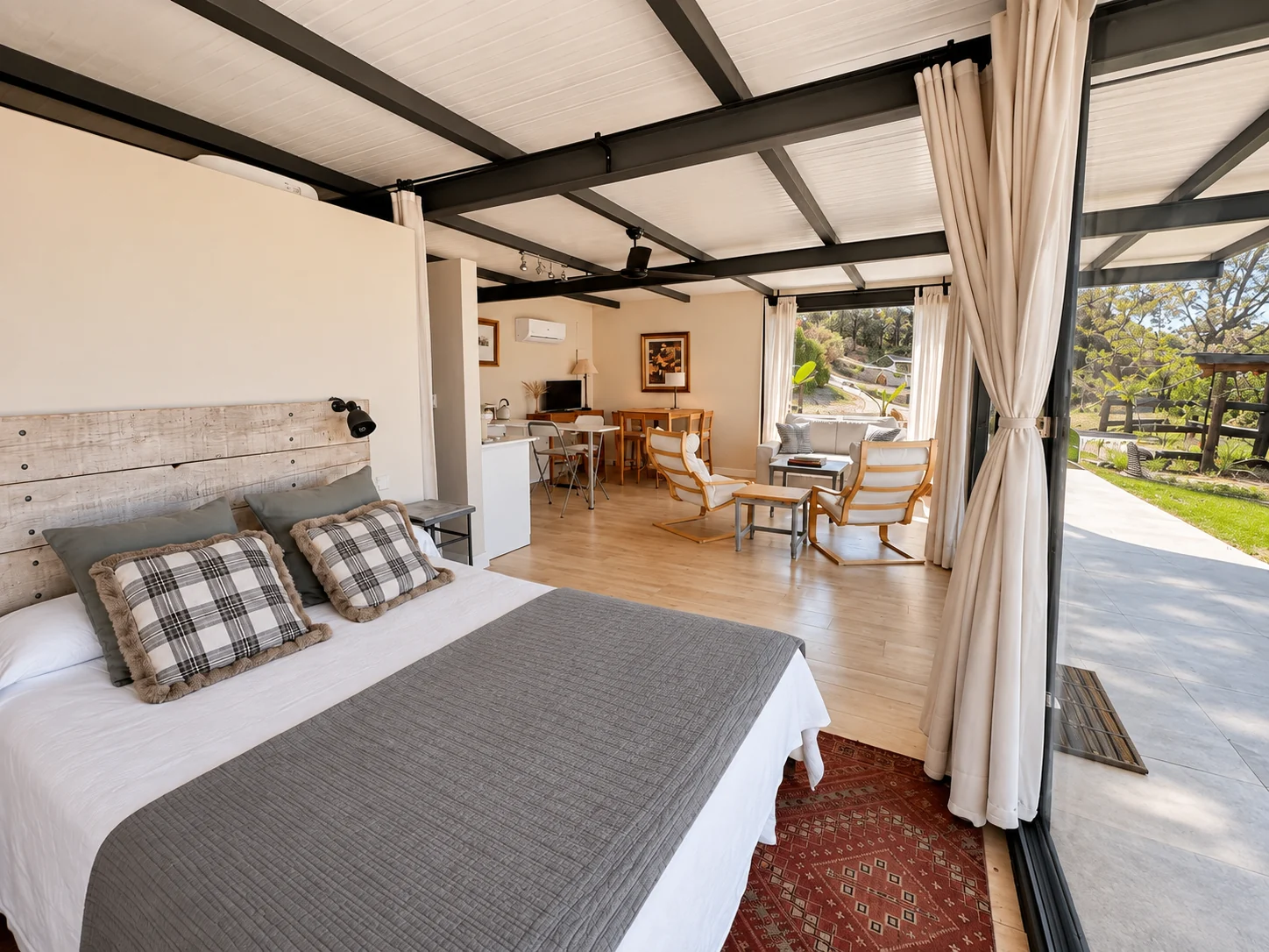 Bedroom opening onto the living room at Villa La Palmera