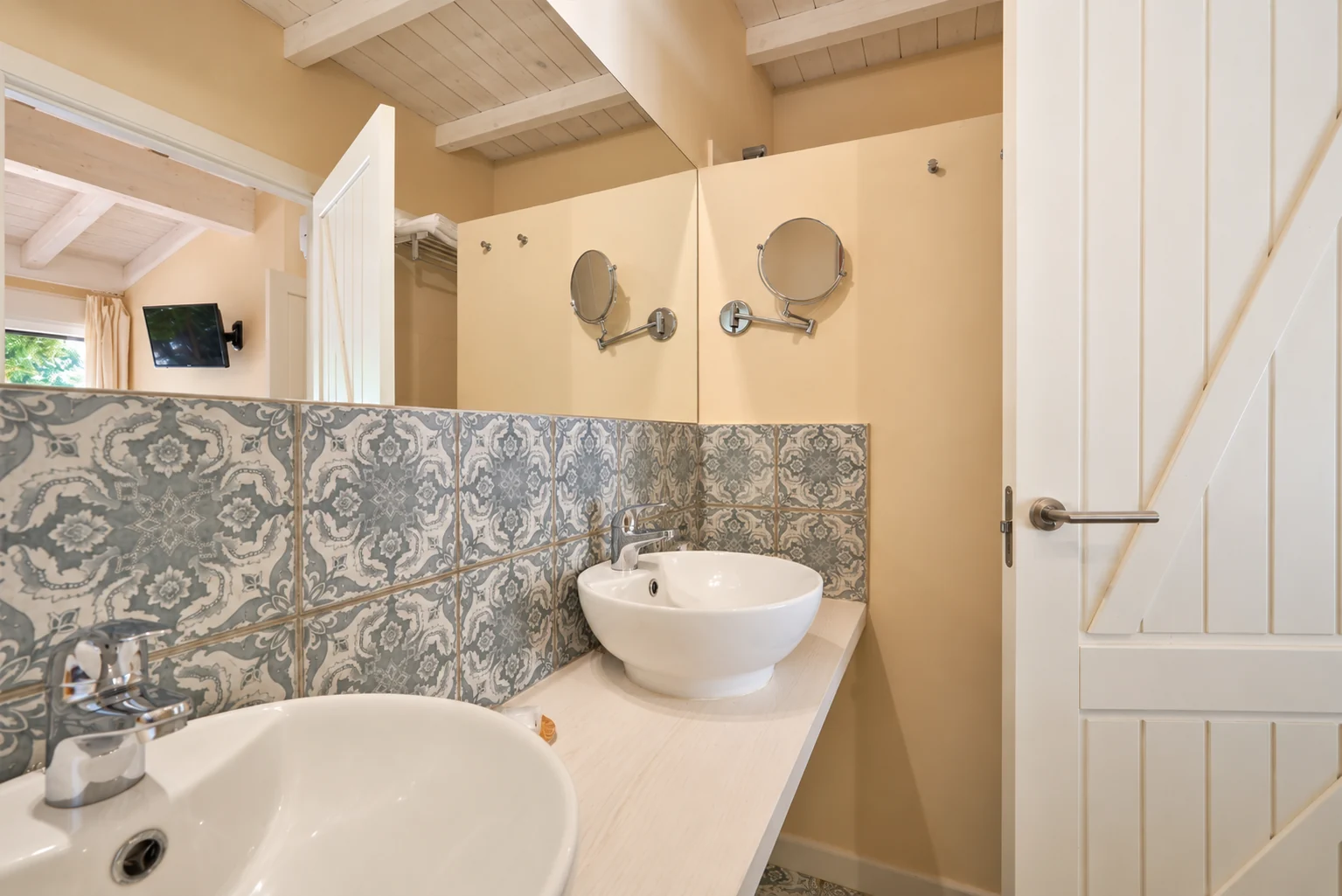 Bathroom at Villa El Bosque with bathtub and washbasin