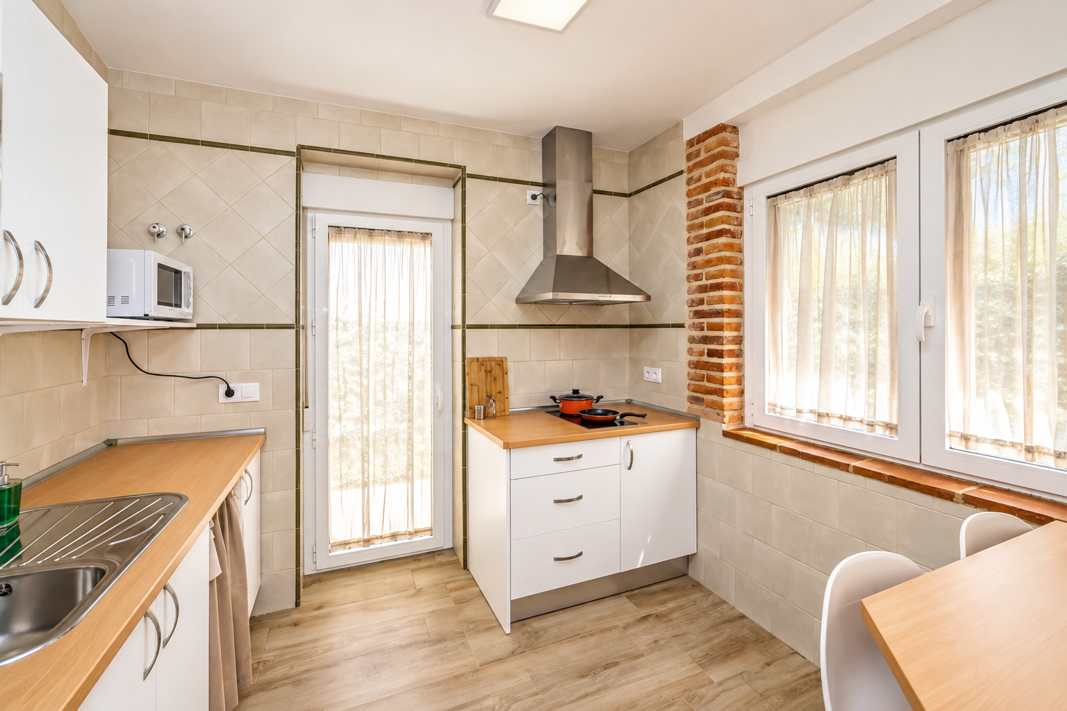 Bright equipped kitchen of Romero Apartment