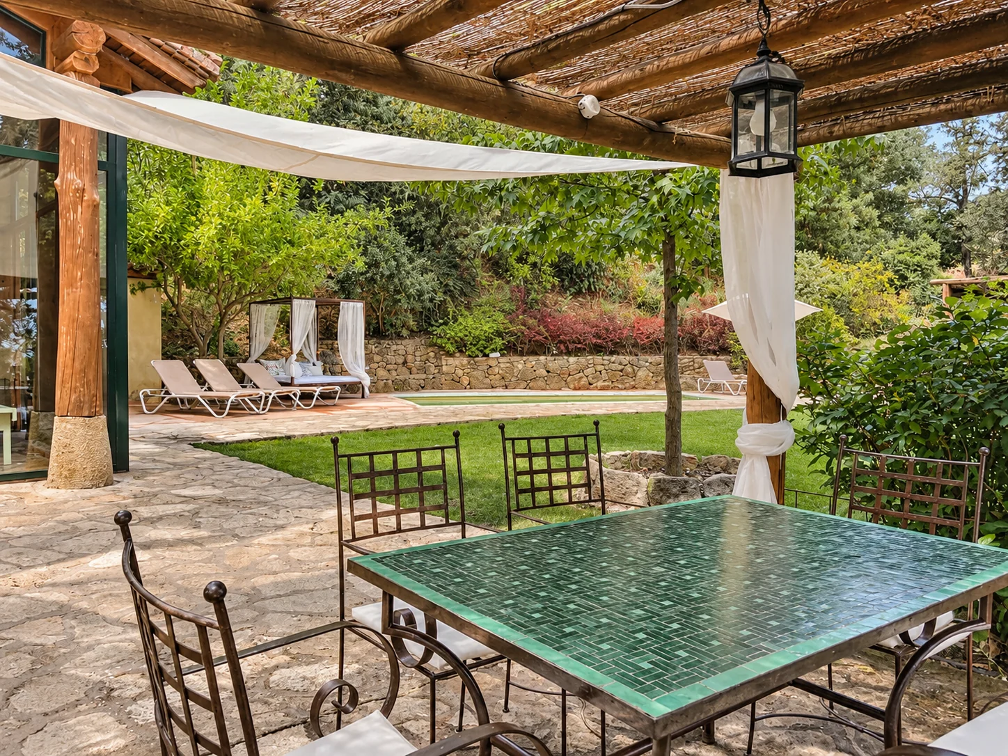 Porch and outdoor table at Villa Los Naranjos