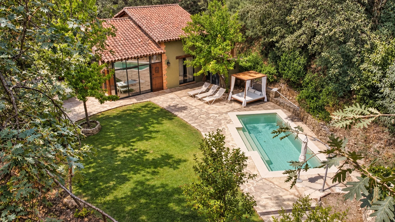 Villa Los Naranjos, its garden and pool among holm oaks