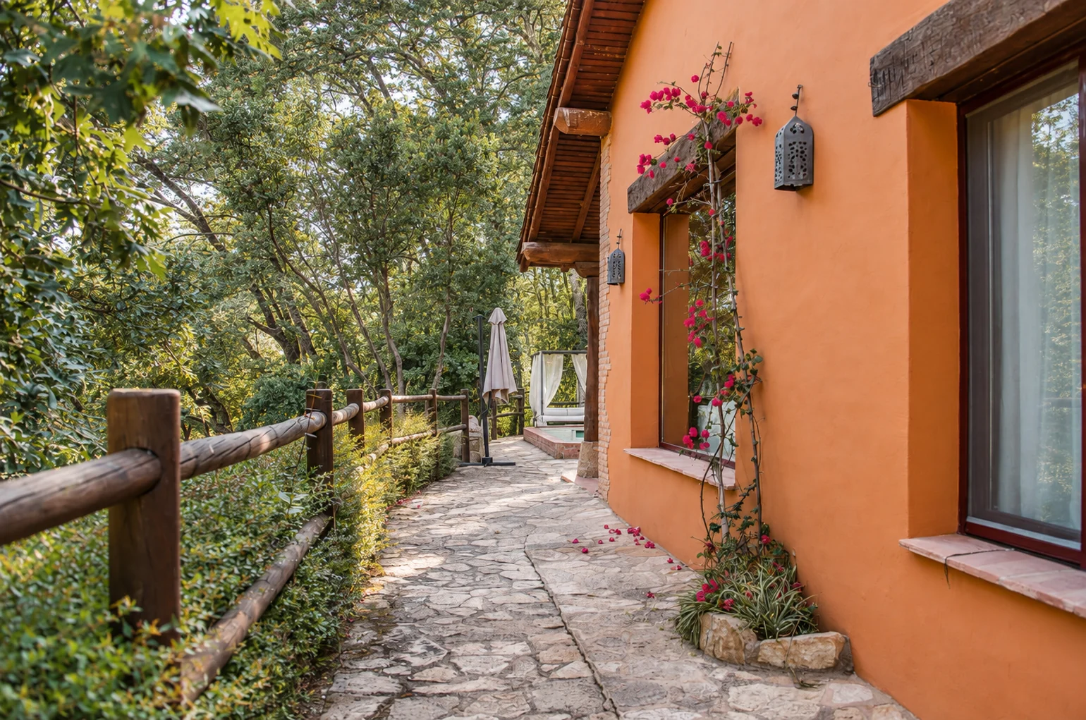 Path beside Villa Los Madroños