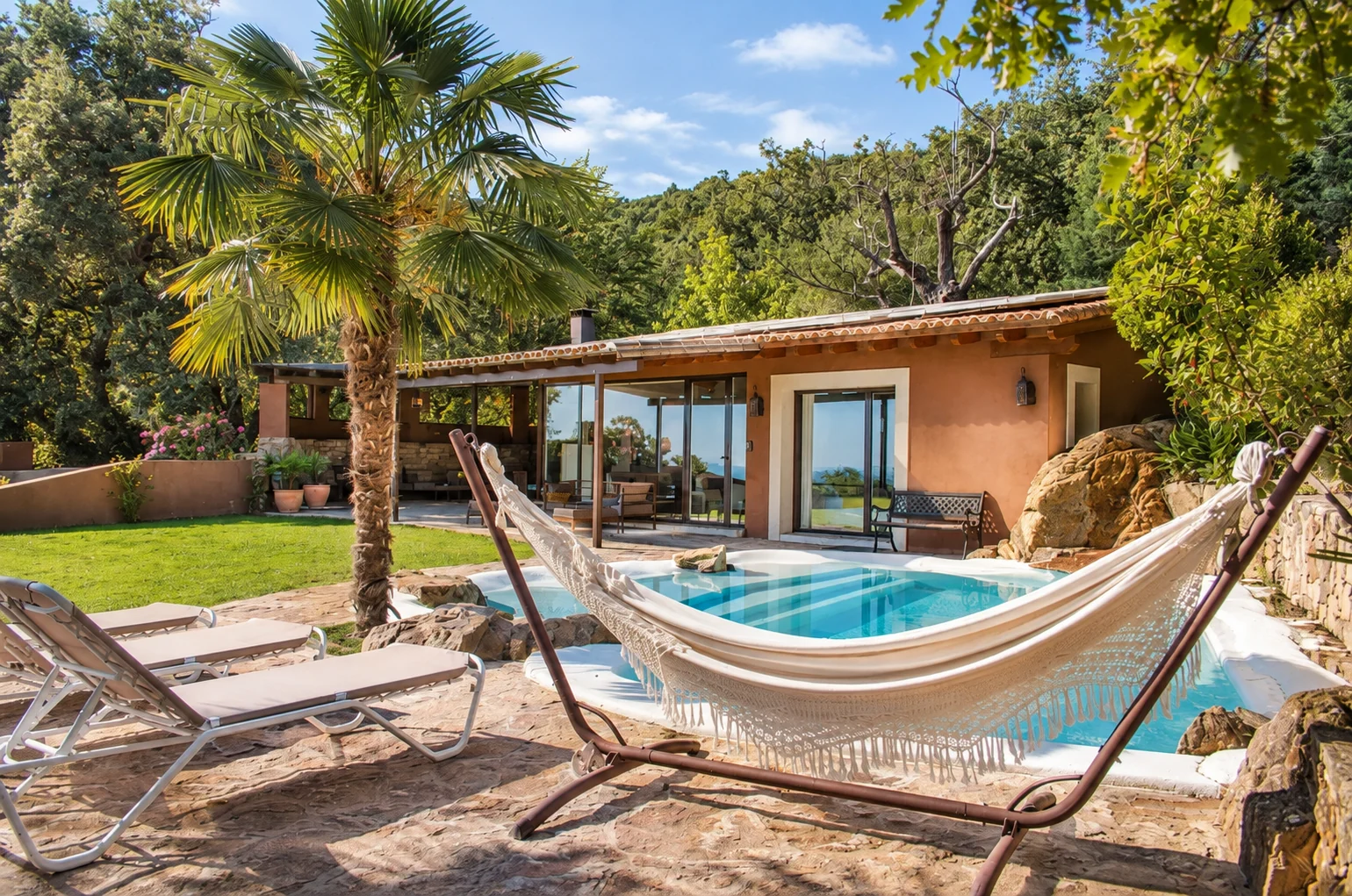 Pool, facade and hammock at Villa Los Castaños among the trees