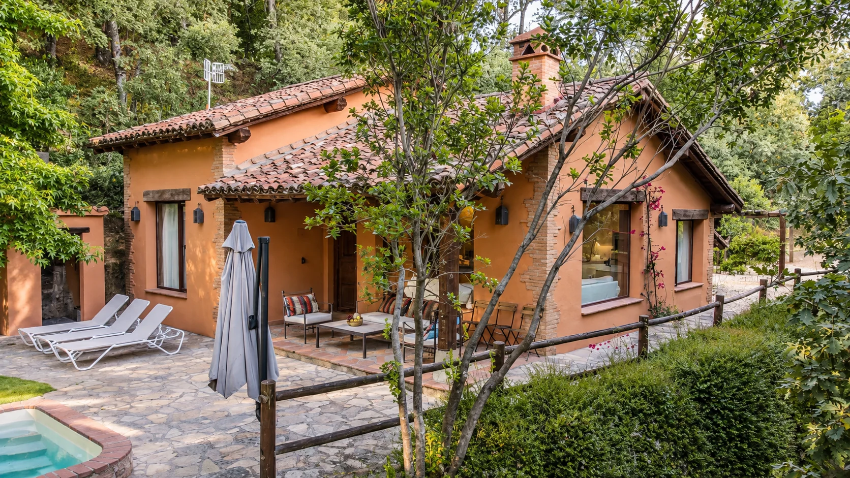 Villa Los Madroños seen from the garden
