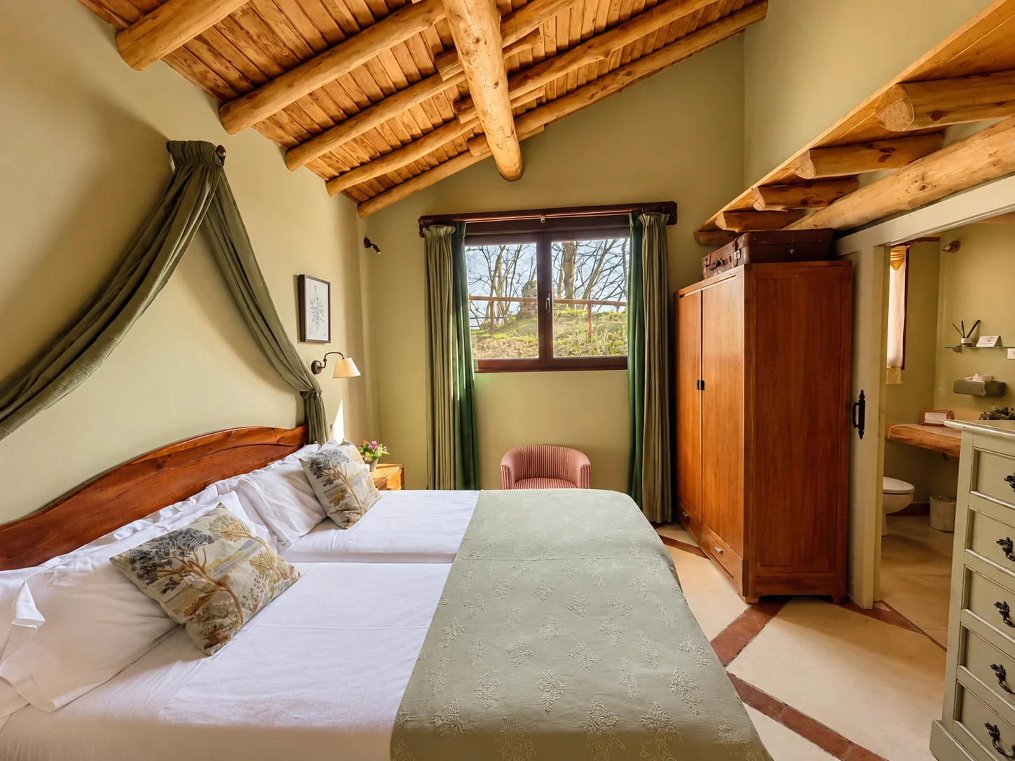 Double bedroom at Villa Los Robles with wooden beams