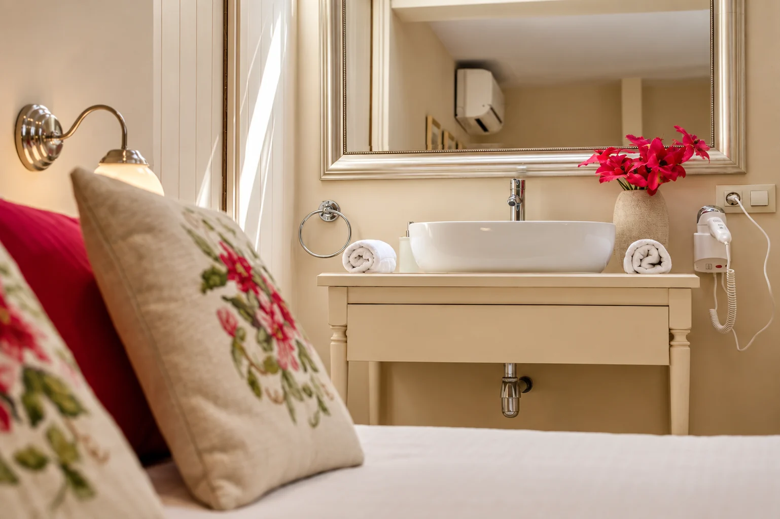 Bedroom at Villa Los Castaños with an integrated washbasin