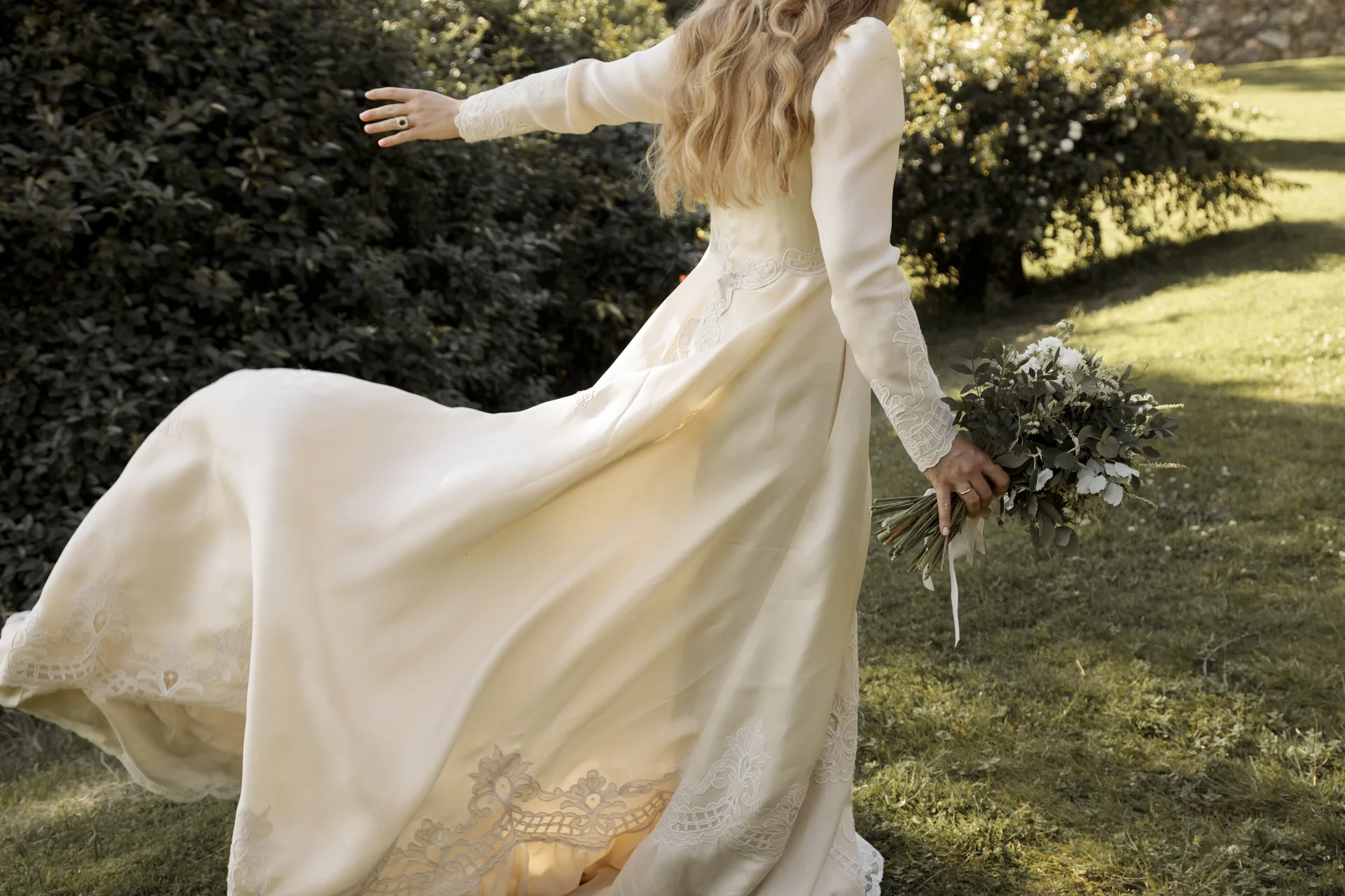 The bride walking through the garden at El Escondite