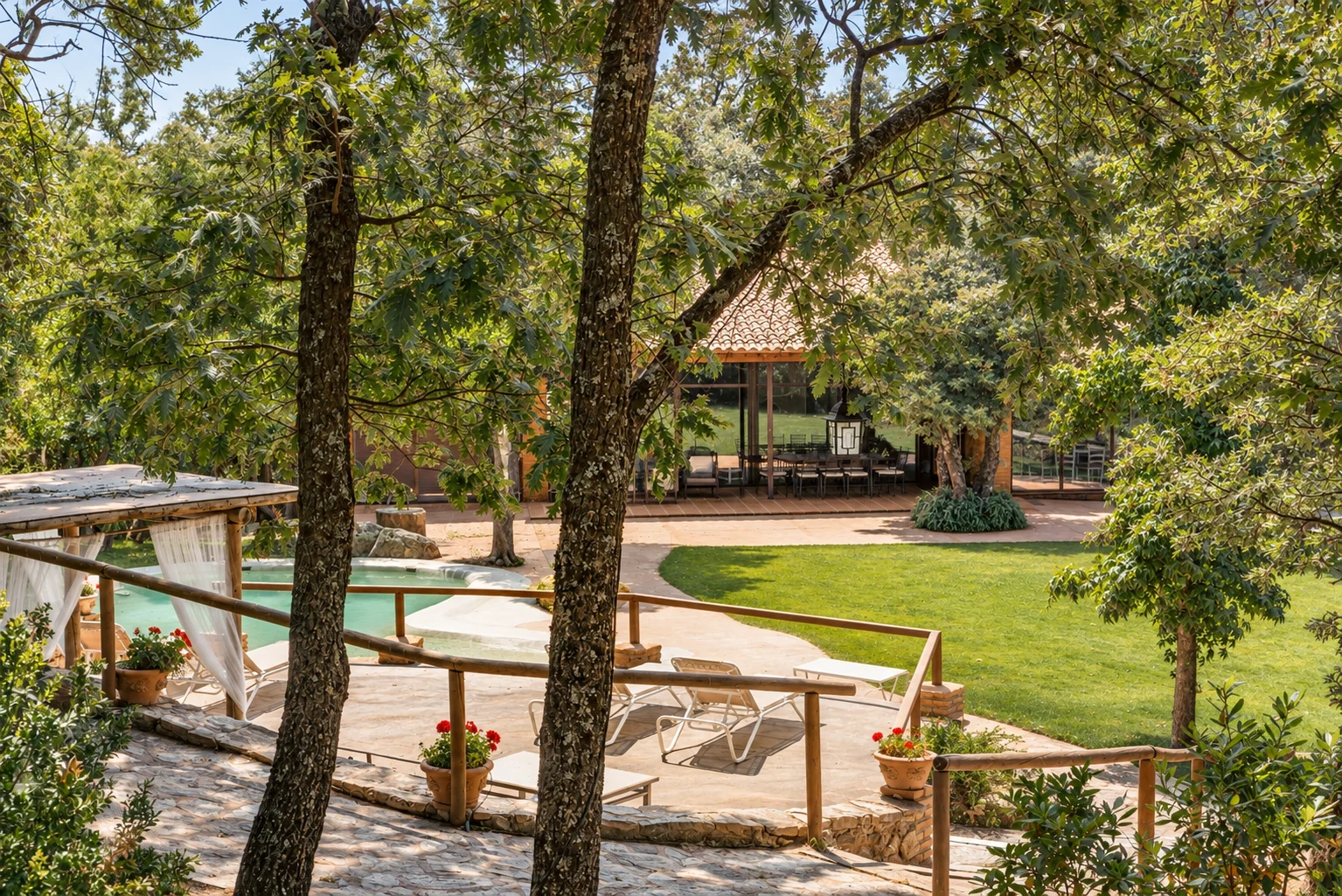 Villa El Bosque and its pool among oaks