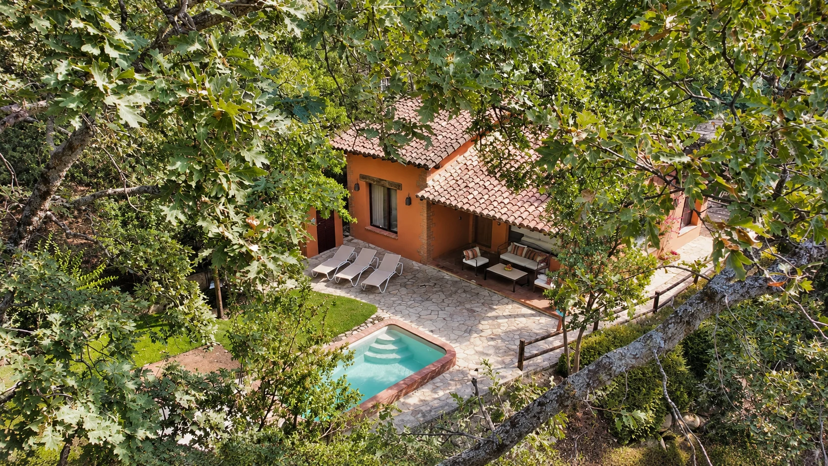 Aerial view of Villa Los Madroños and its pool