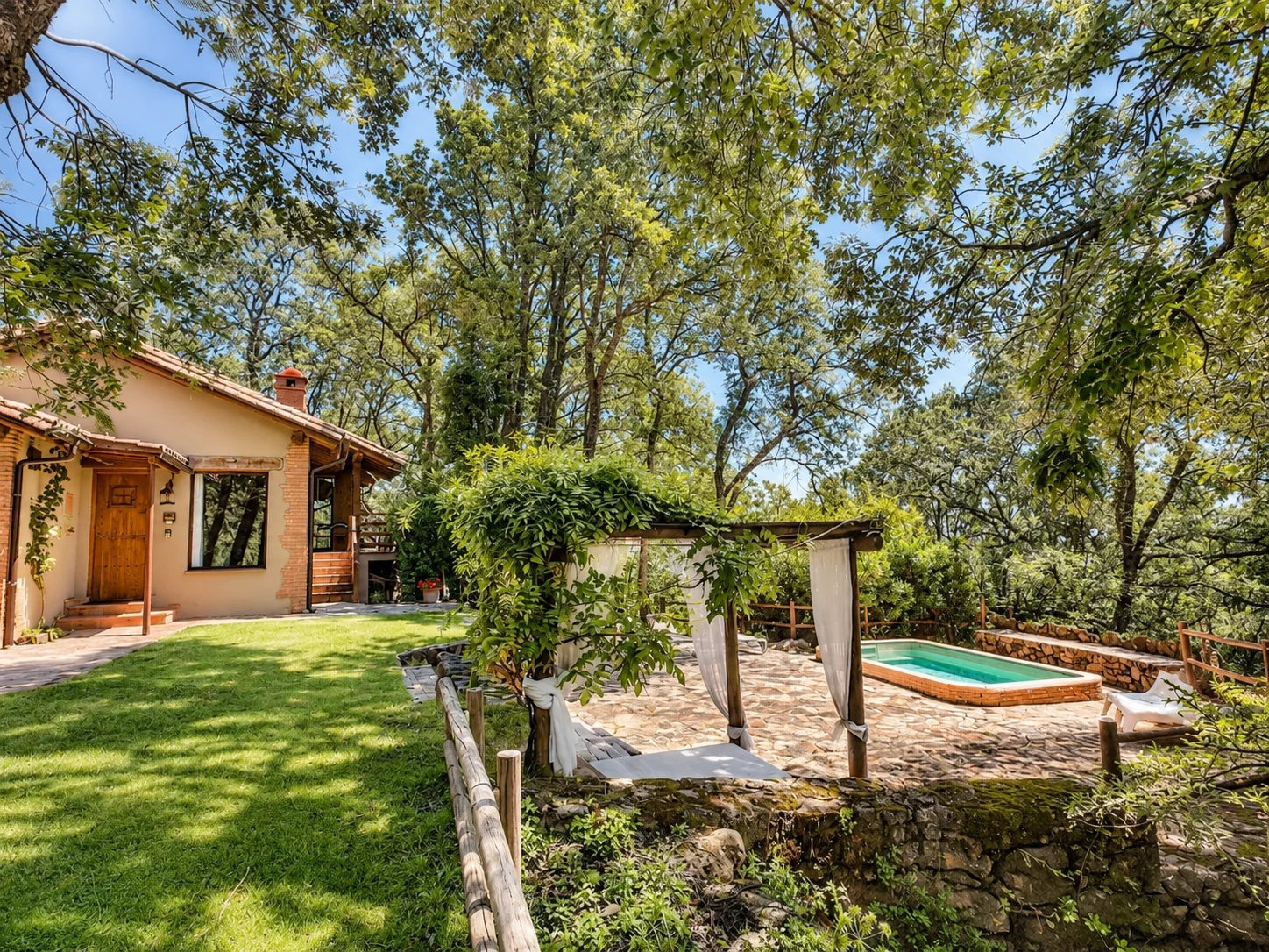 Villa Los Robles, its garden and pool
