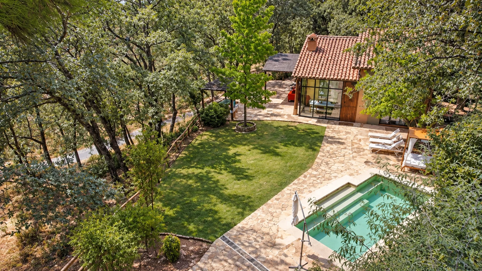 Villa Los Naranjos seen from the garden and pool