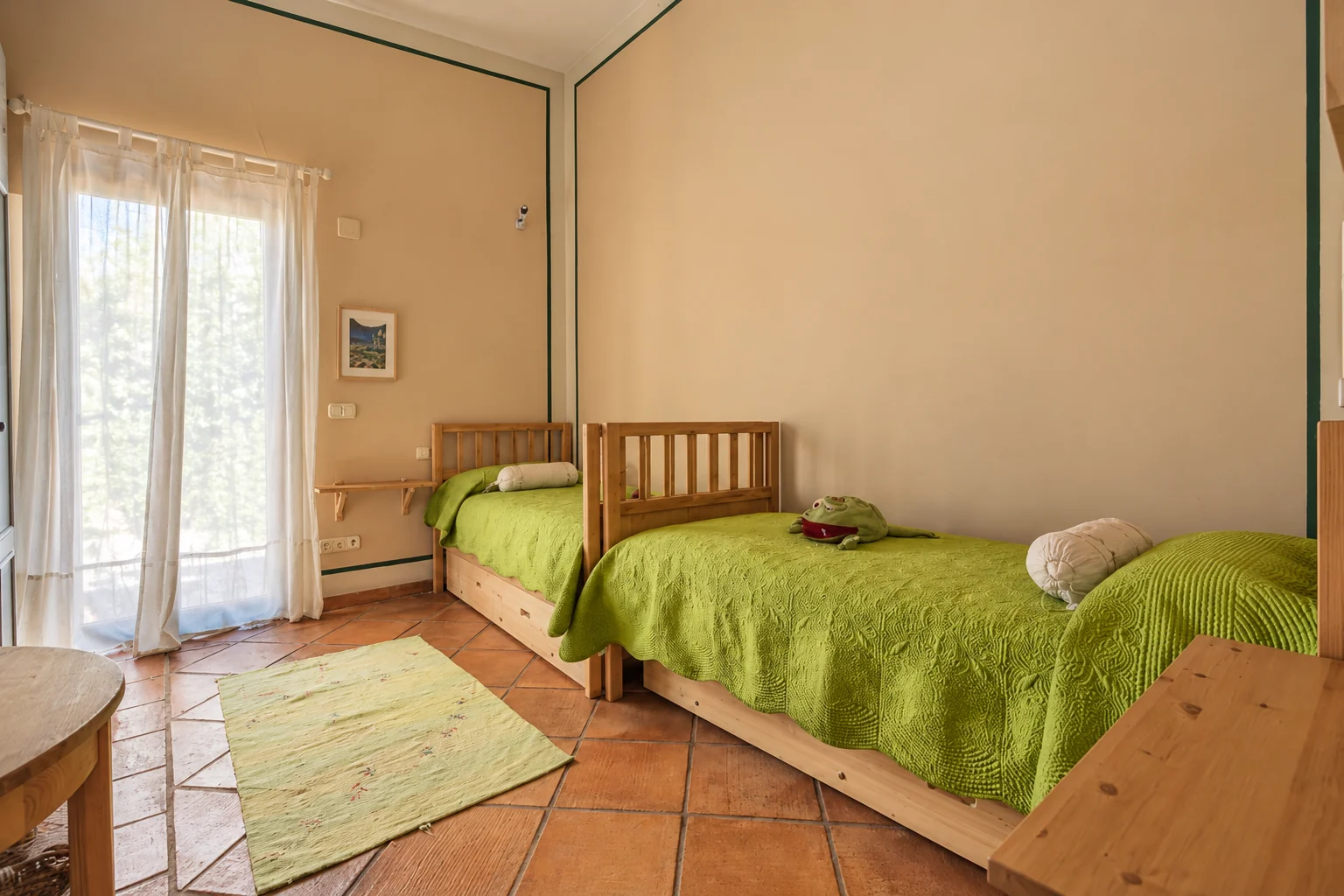 Green twin bedroom at Villa El Arroyo