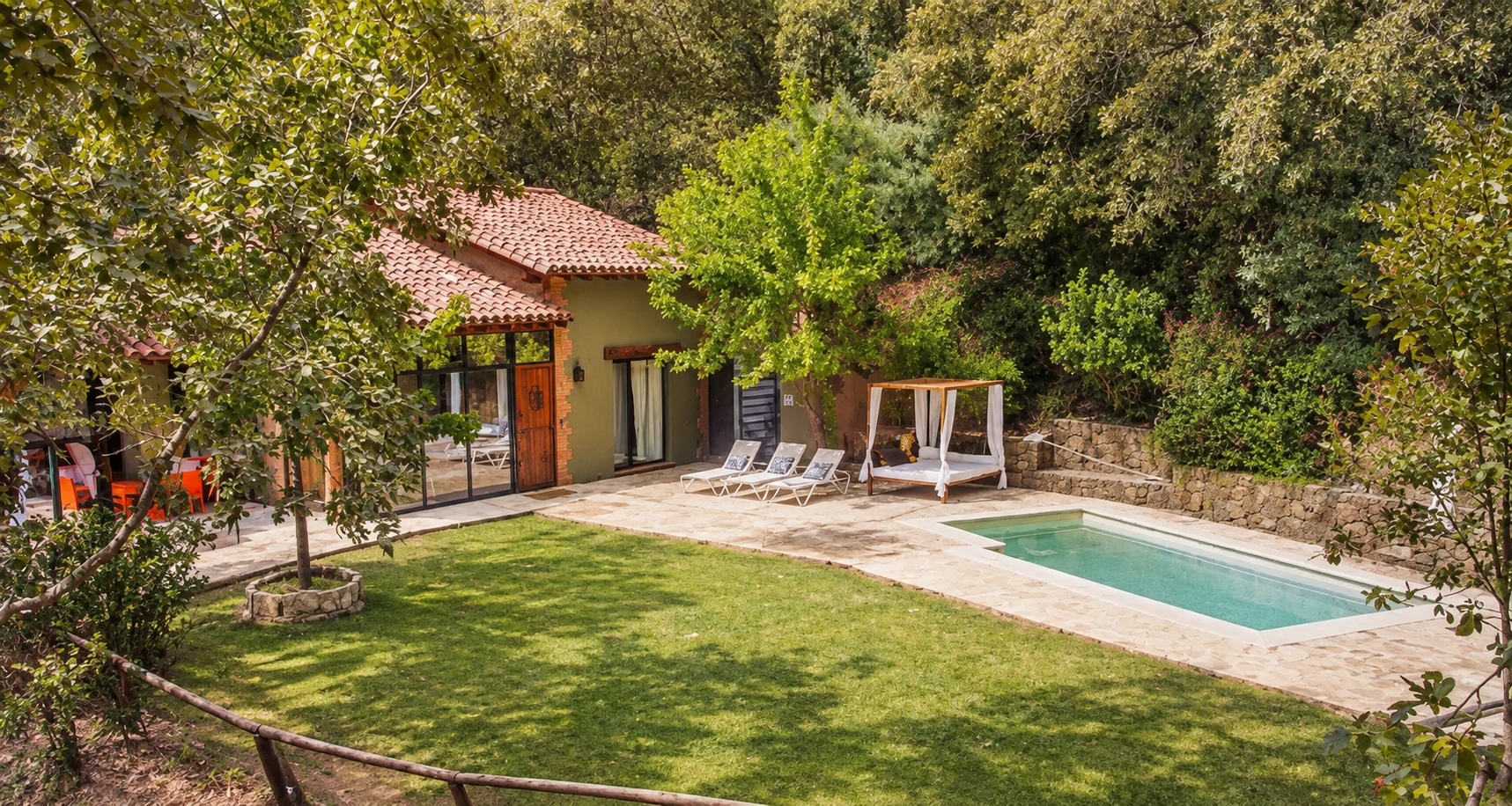 Villa Los Naranjos beside the pool and lawn