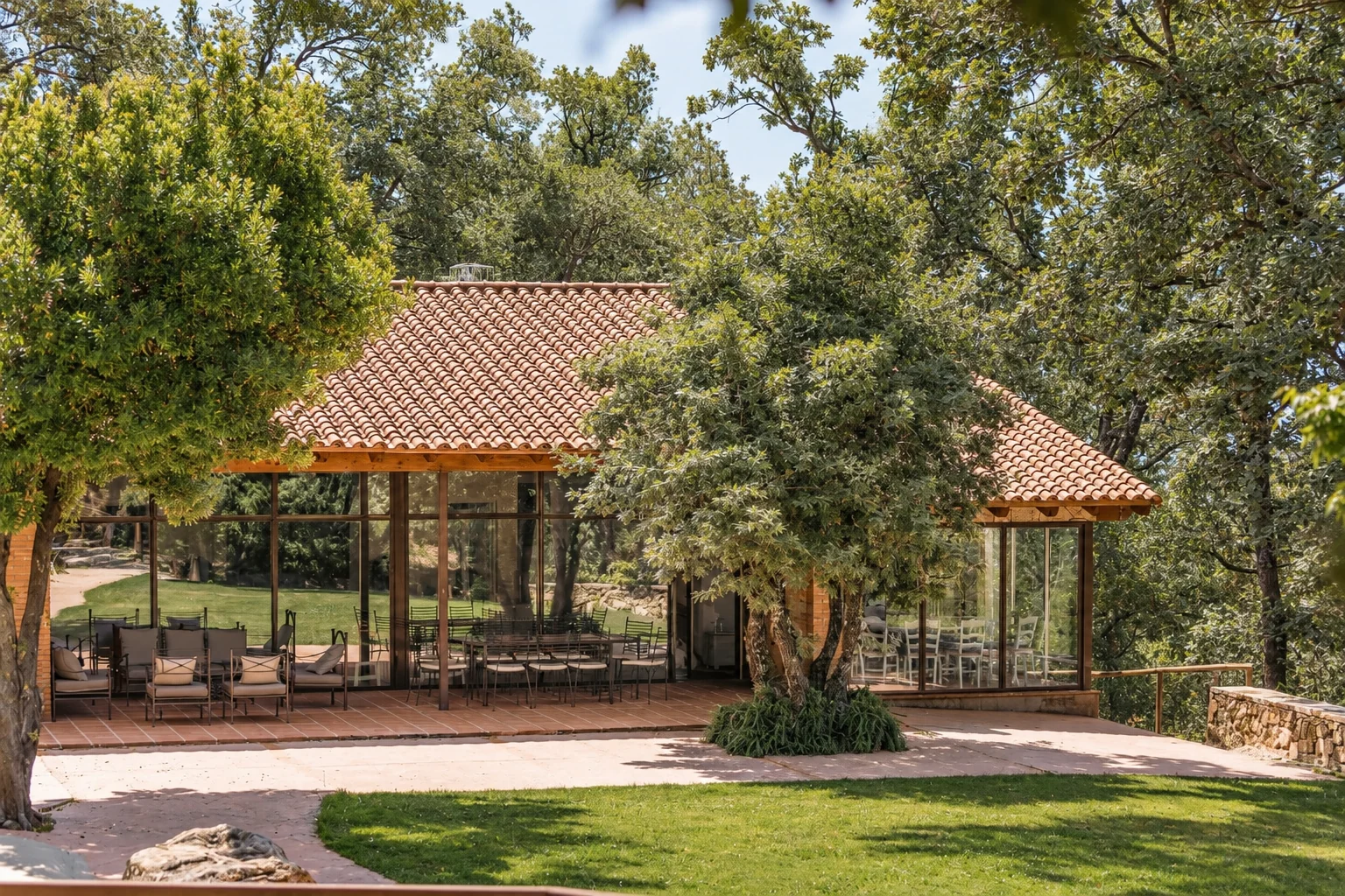 Facade and porch of Villa El Bosque seen from the lawn