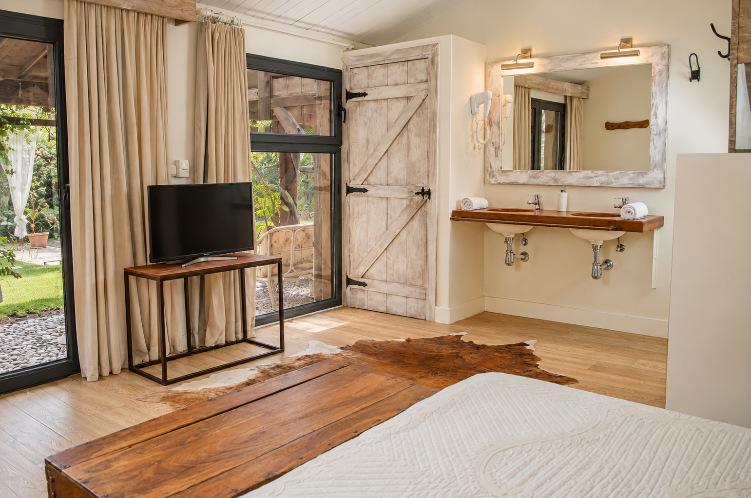 Bathroom opening onto the garden at Villa Las Cuadras