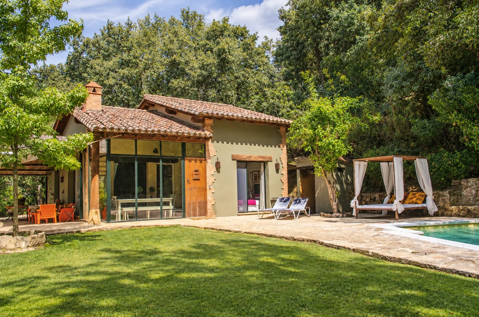 Facade and garden of Villa Los Naranjos