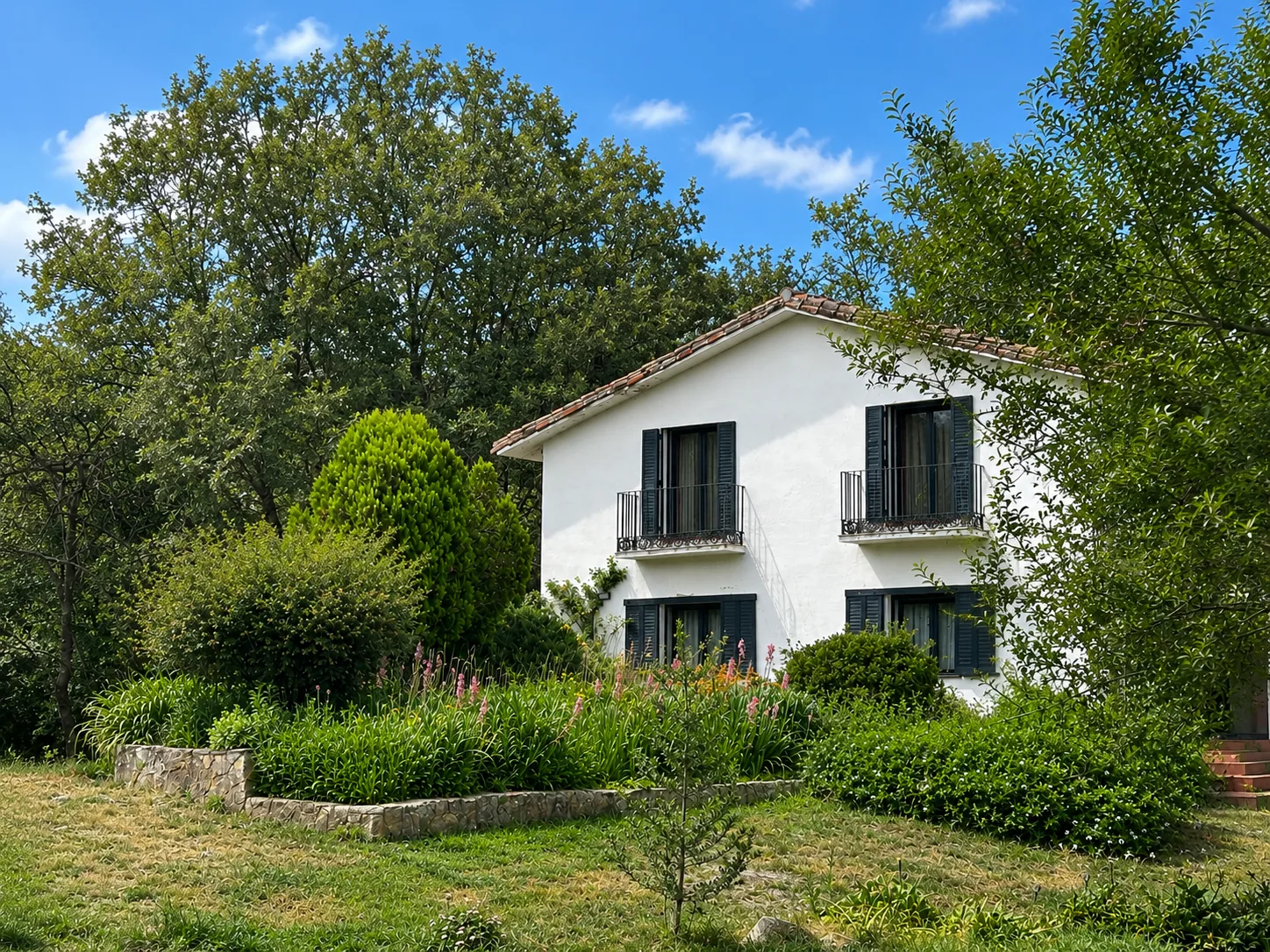 Villa Alardos with the garden and trees all around