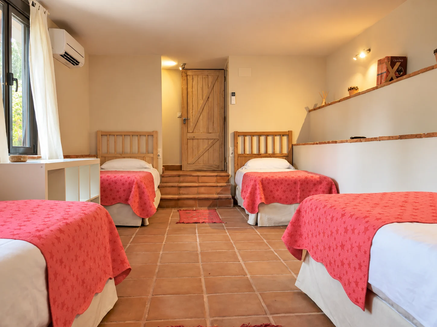 Four-bed bedroom at Villa El Bosque