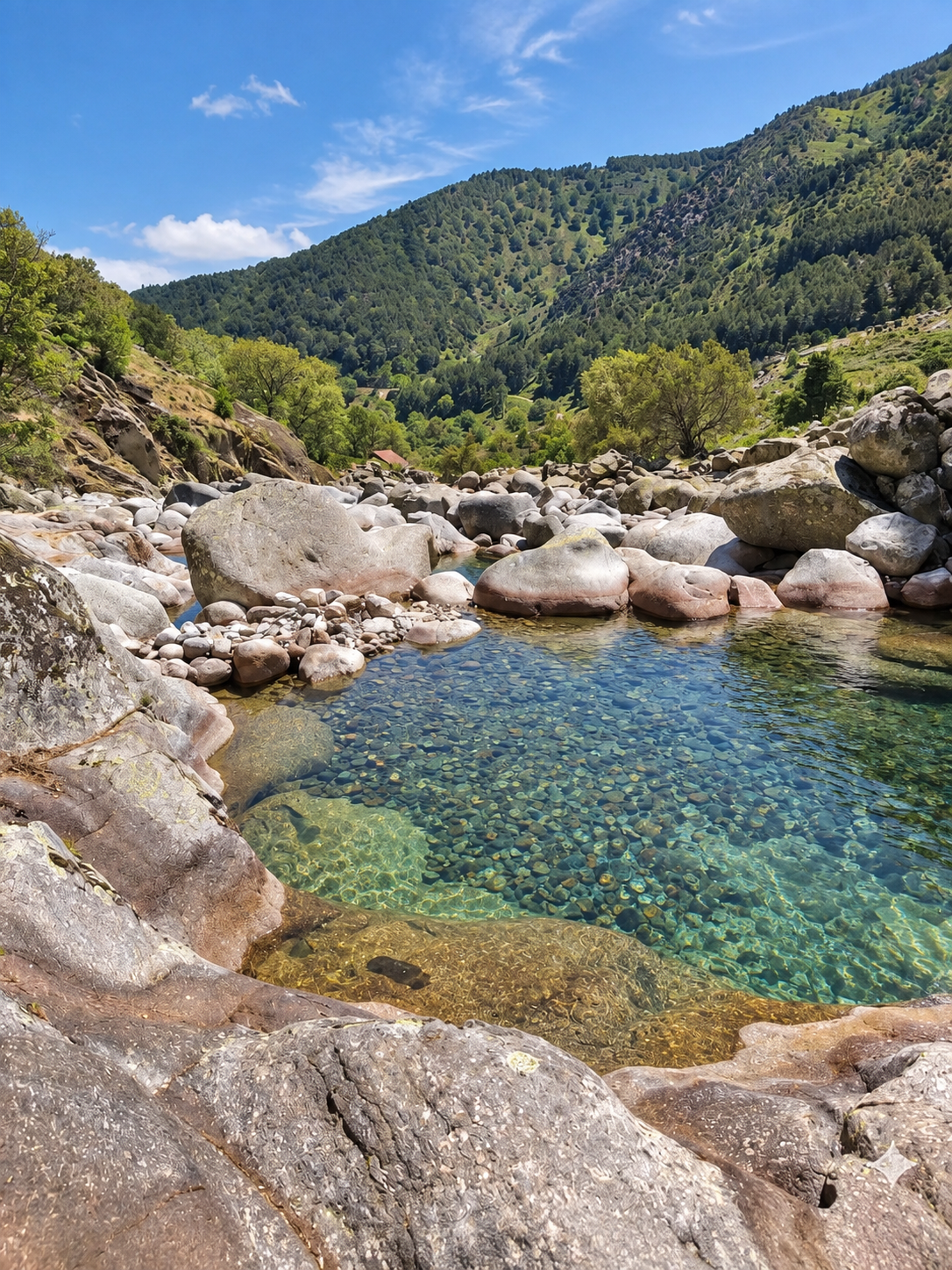 Natural pool with crystal-clear water in the Chilla surroundings