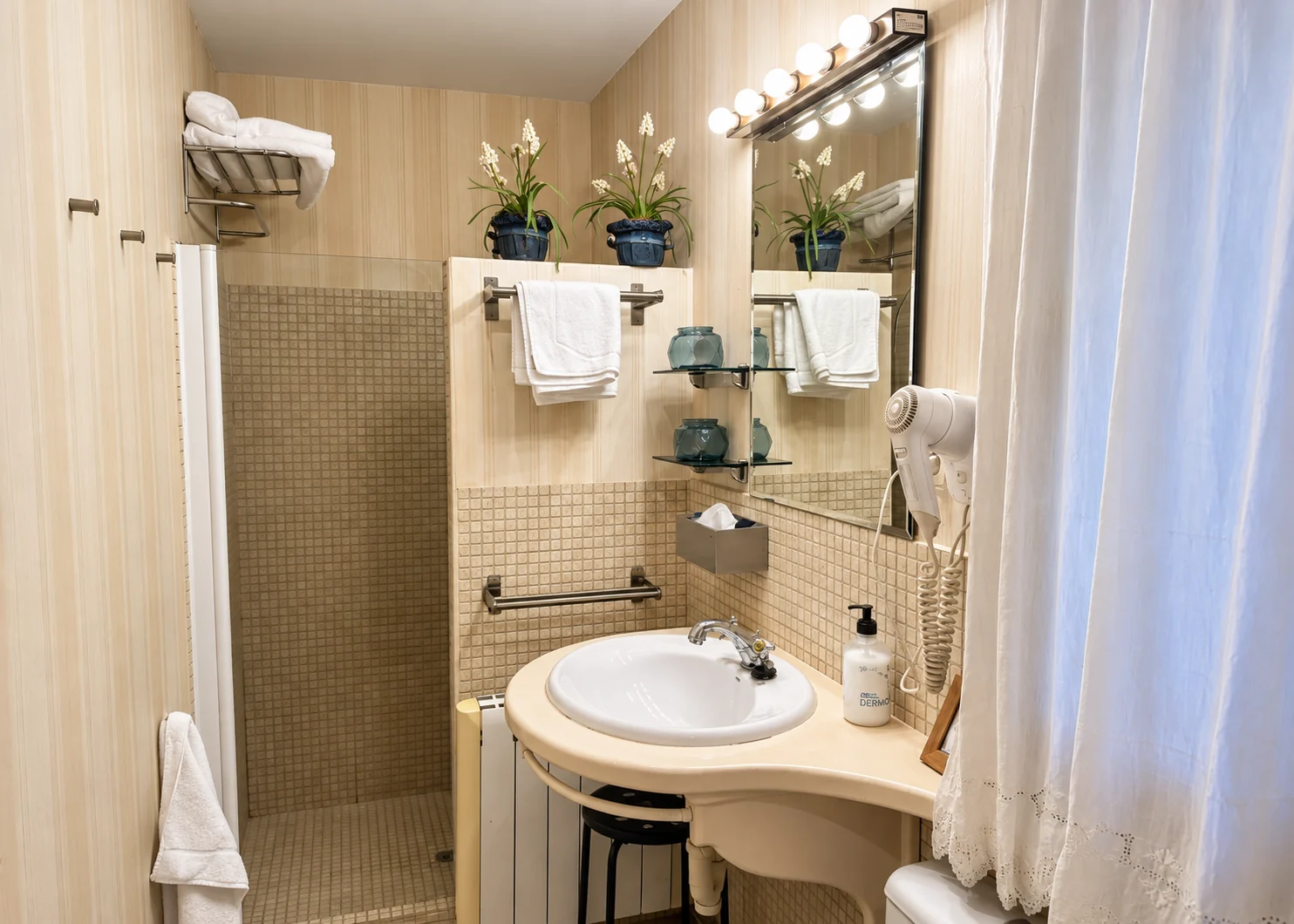 Bathroom at Villa Los Castaños with a shower