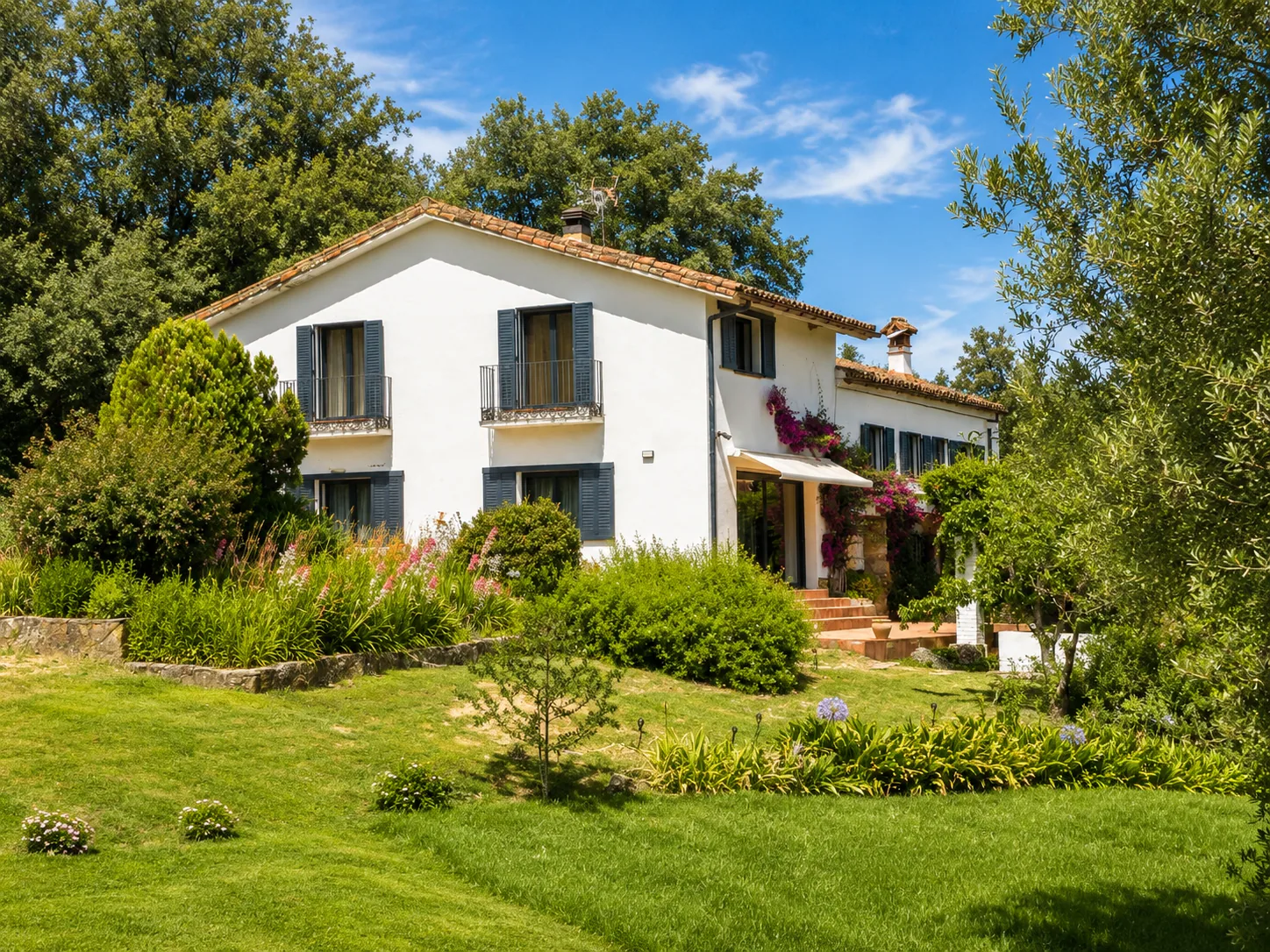 Facade of Villa Alardos above the lawn