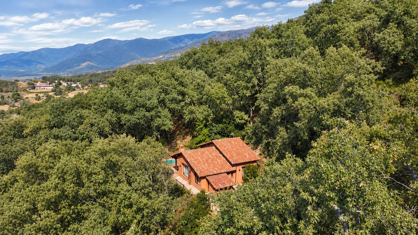 Villa Los Madroños with the Sierra de Gredos in the background