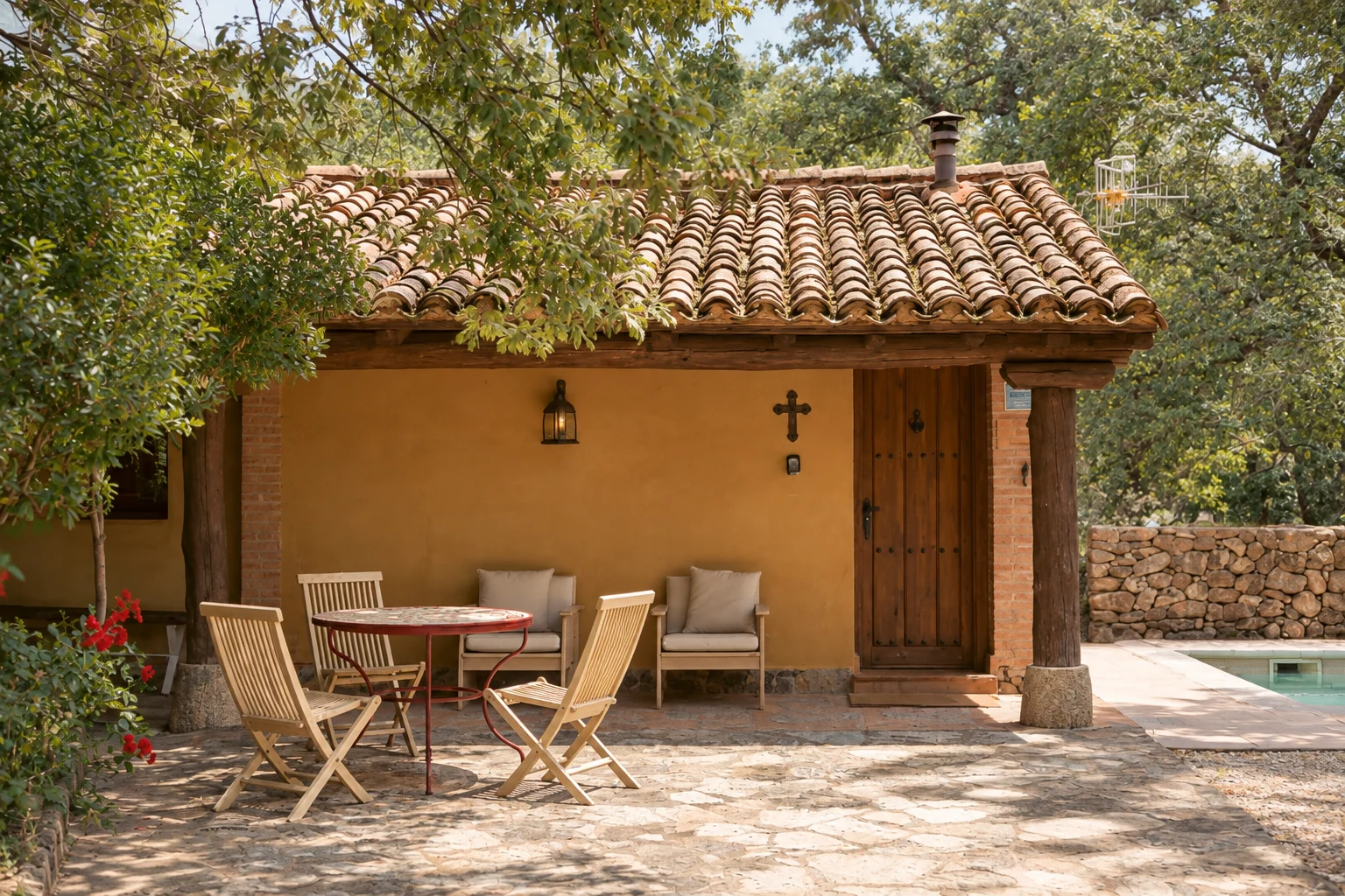 Facade and porch of Villa Los Rosales