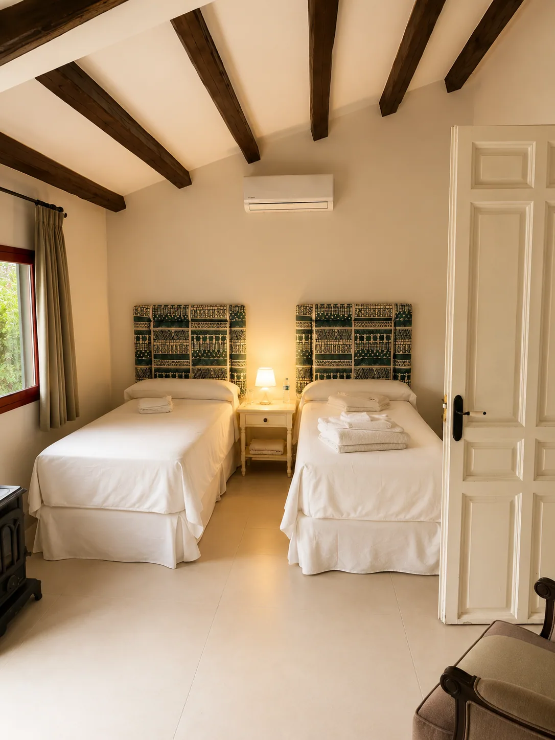 Bedroom of Villa Alardos with two single beds under the beams