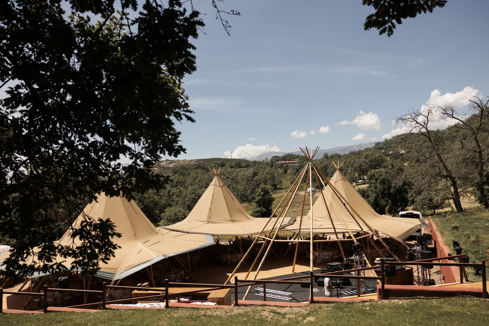 General view of the wedding marquees among holm oaks and the Sierra de Gredos