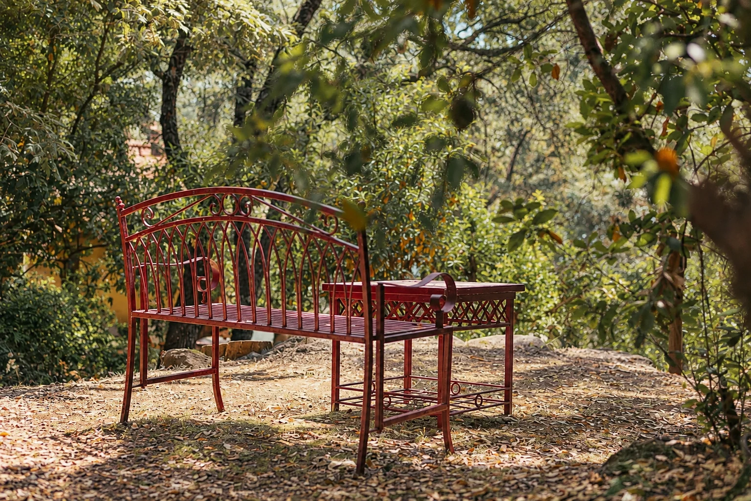 Garden table at Villa Los Rosales under the holm oaks