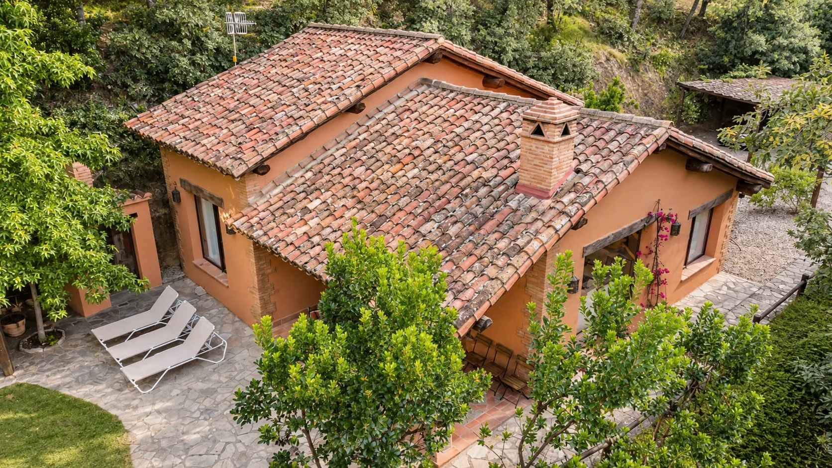 Villa Los Madroños and its pool beneath the oak trees