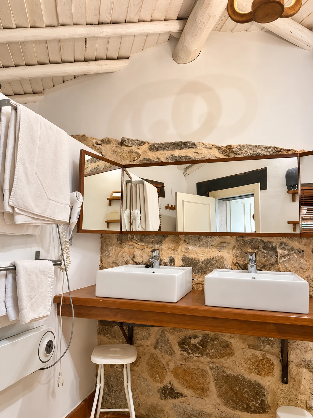 Bathroom of Villa Los Rosales with a double washbasin