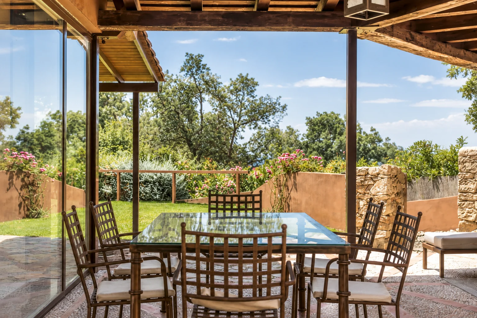 Outdoor dining area at Villa Los Castaños beside the pool