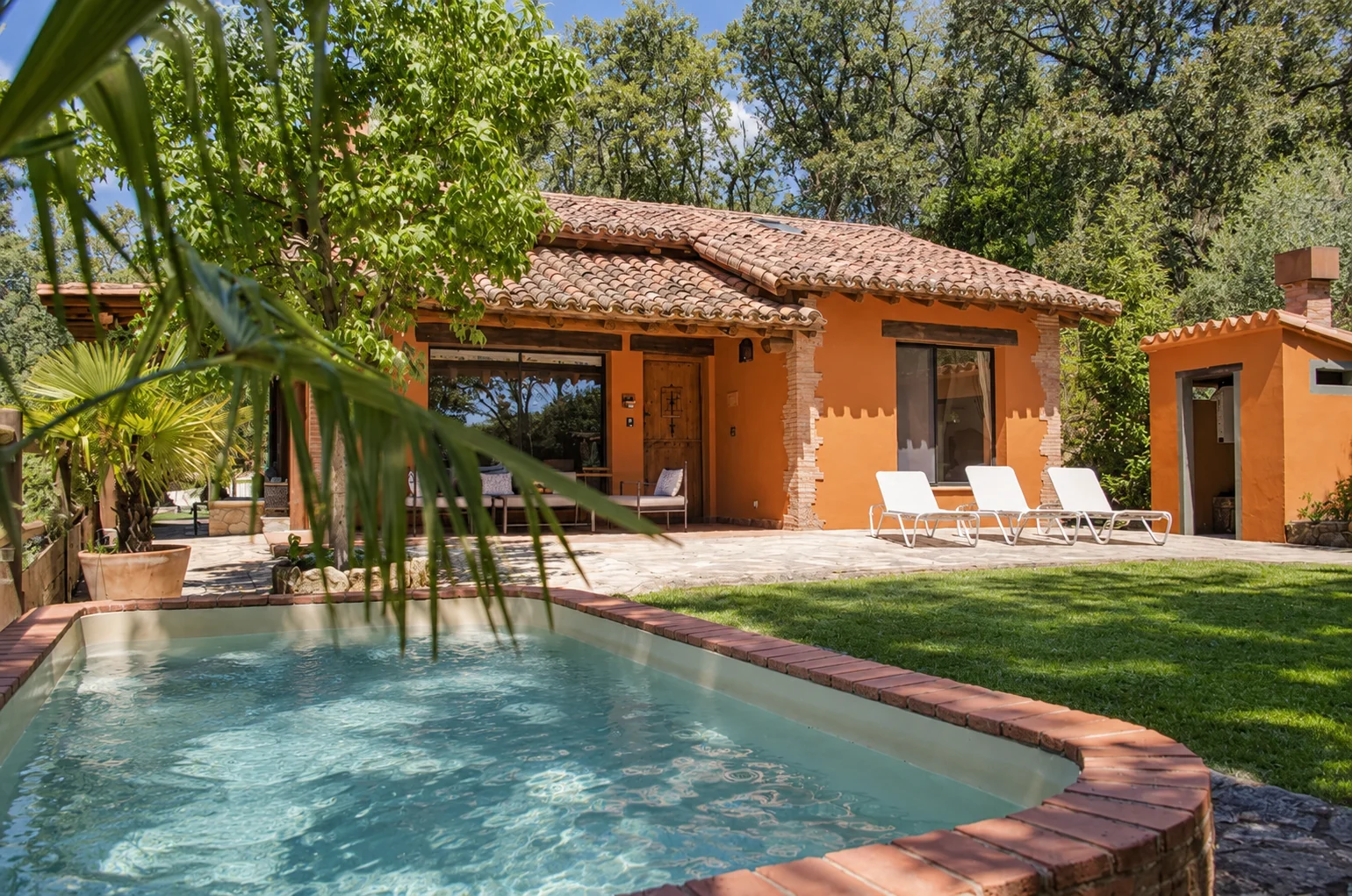 Pool, garden and facade of Villa Los Olivos