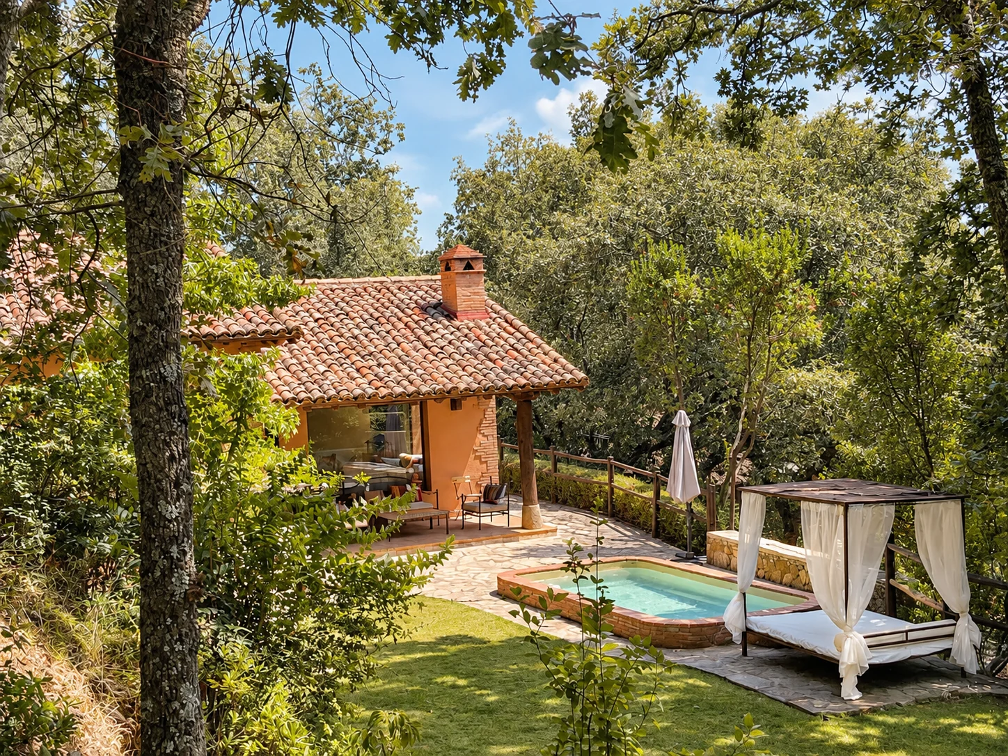 Villa Los Madroños, pool and Balinese bed