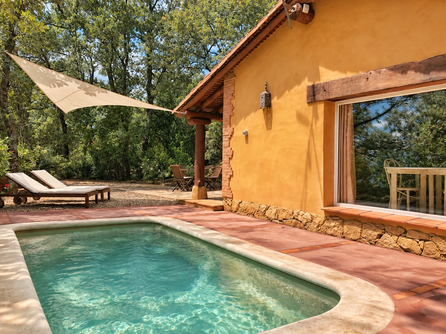 Private pool and facade of Villa Los Rosales