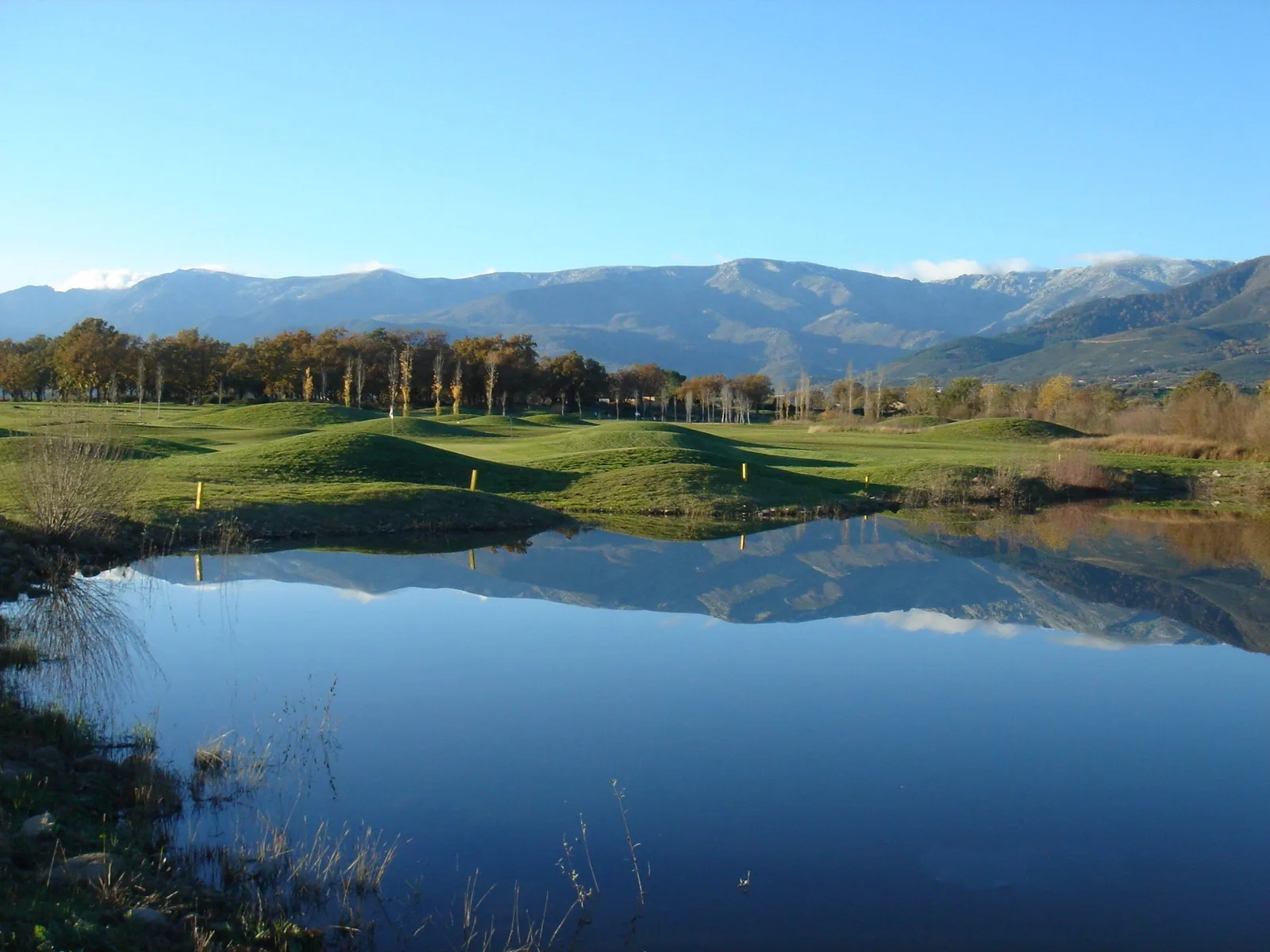 Candeleda golf course with the Sierra de Gredos in the background