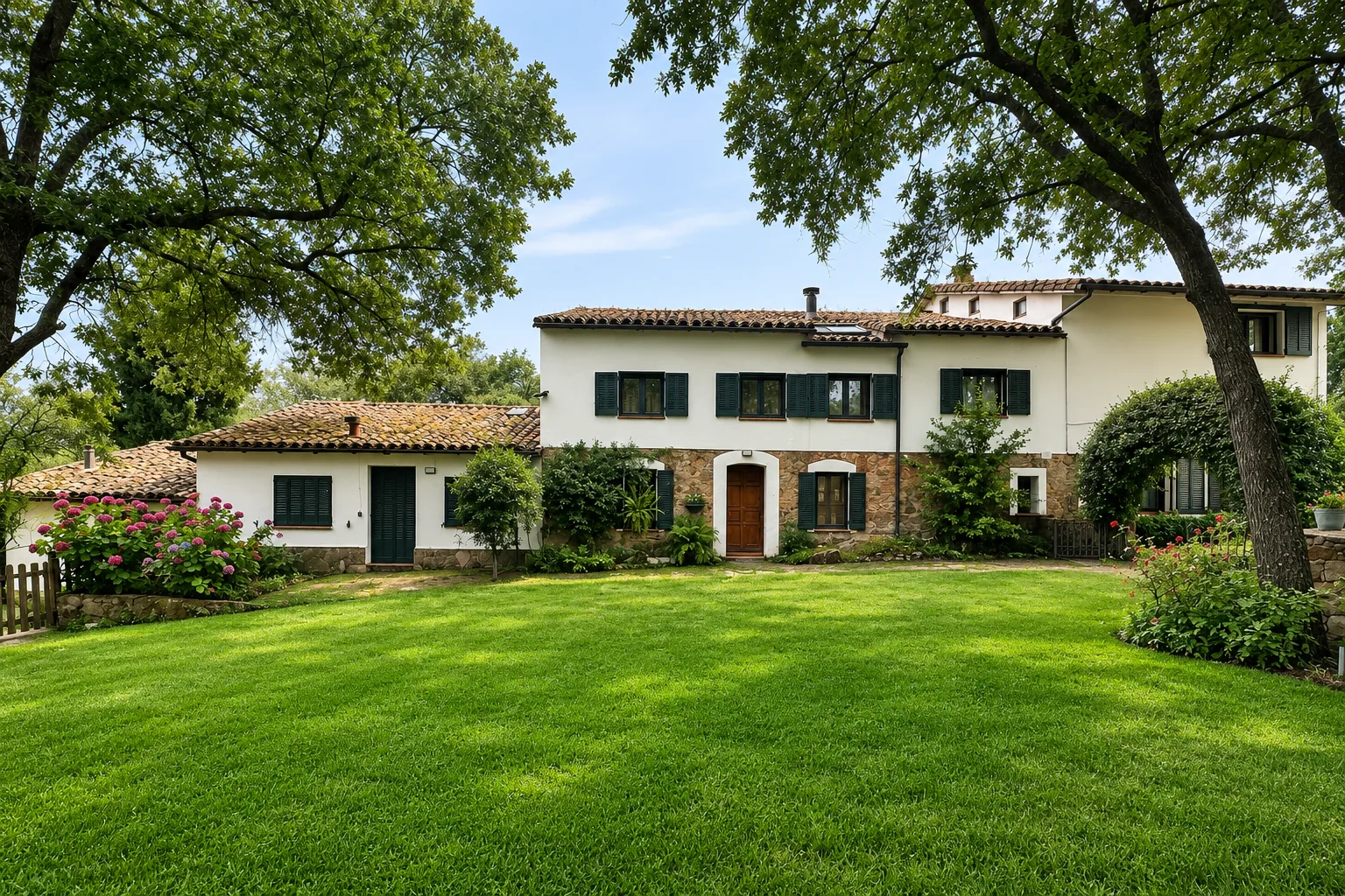 Villa Alardos seen from the wide lawn