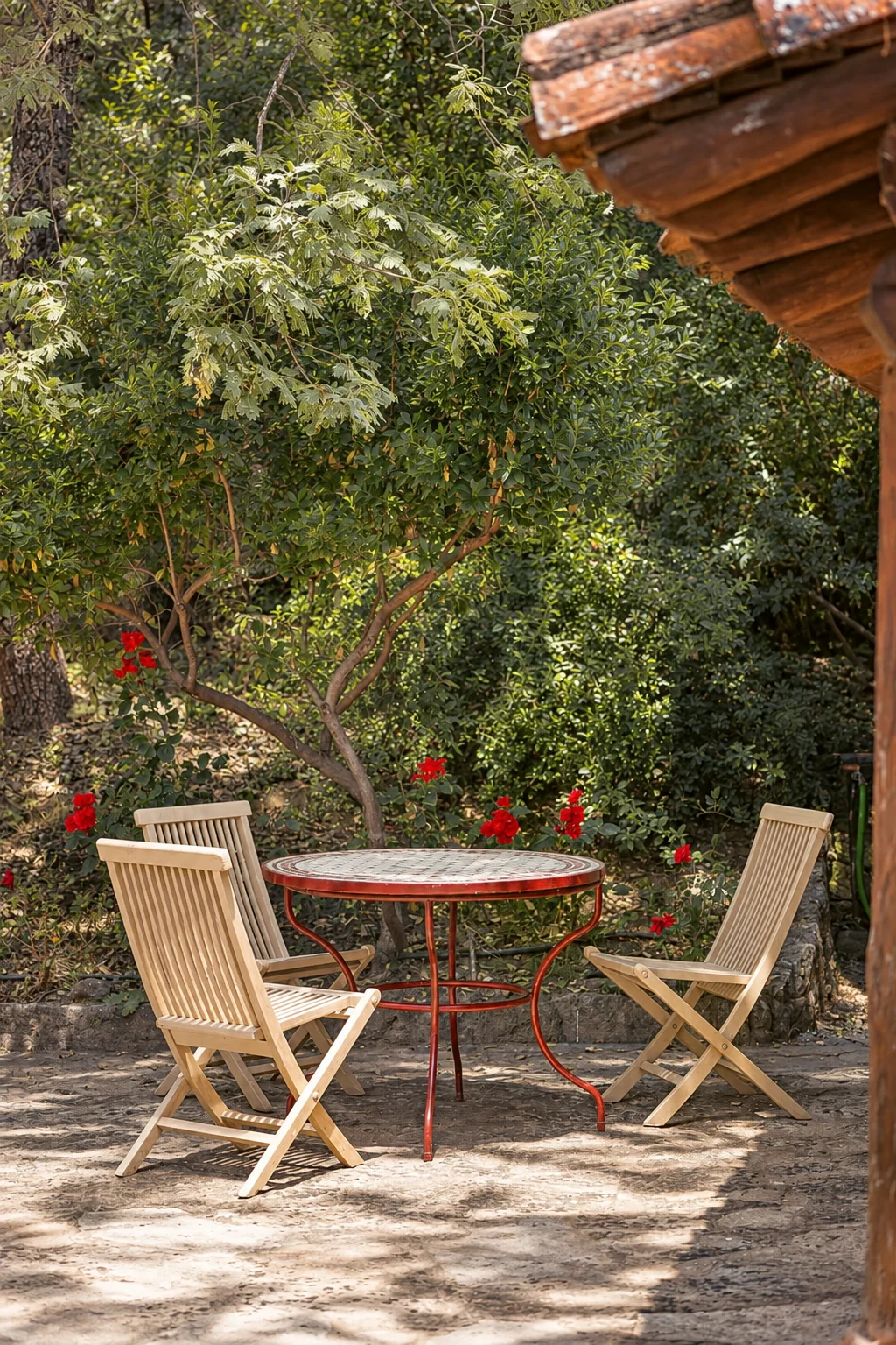 Outdoor table beside the porch at Villa Los Rosales